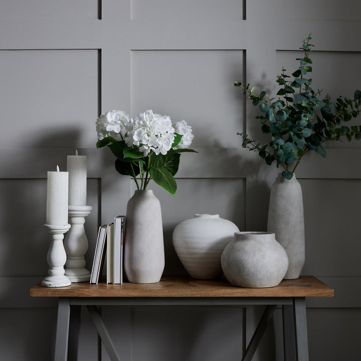 Regola Matt White Ceramic Vase - Reposing
